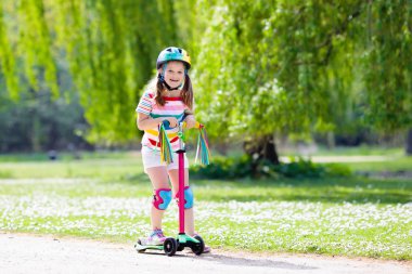 Çocuk sürme tekme scooter yaz Park.