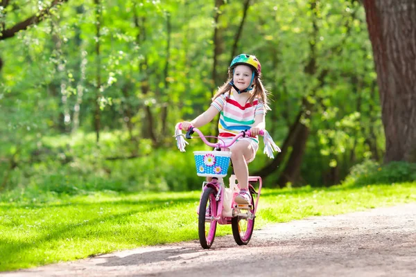 Kind op de fiets. Kinderen fietstocht. Meisje fietsen. — Stockfoto