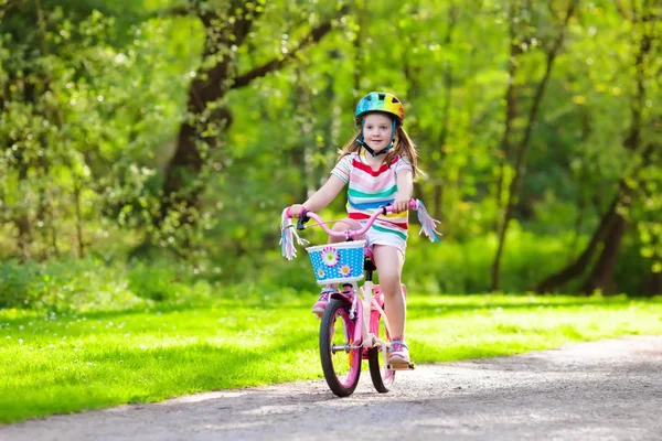 Criança de bicicleta. As crianças andam de bicicleta. Menina de ciclismo . — Fotografia de Stock