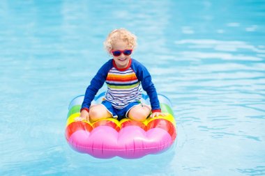 Çocuk yüzme havuzunda şişme kayan nokta üzerinde. 