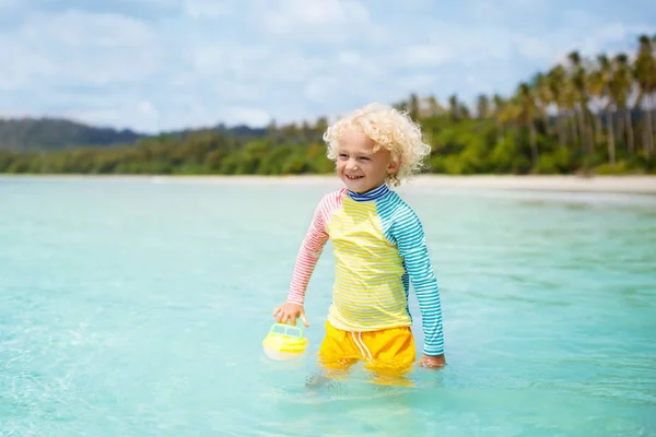 Kind op tropisch strand. Zee vakantie met kinderen. — Stockfoto