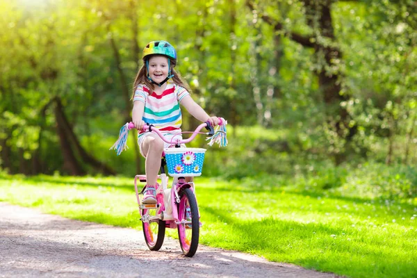 Çocuk bisiklet. Çocuklar Bisiklete binmek. Kız Bisiklete binme. — Stok fotoğraf