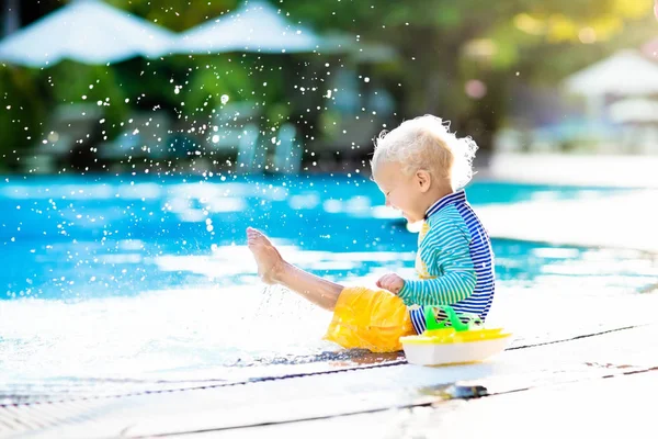 Dítě v bazénu. Rodinná letní dovolená. — Stock fotografie