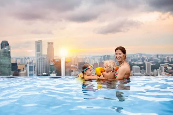Çocuklar Singapur çatı üst yüzme havuzunda yüzmek — Stok fotoğraf