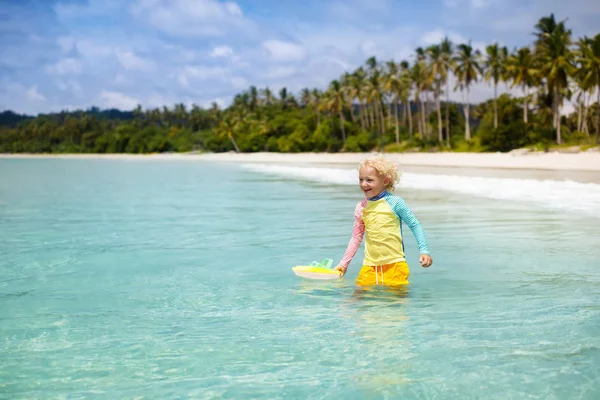 Criança na praia tropical. Férias no mar com crianças . — Fotografia de Stock