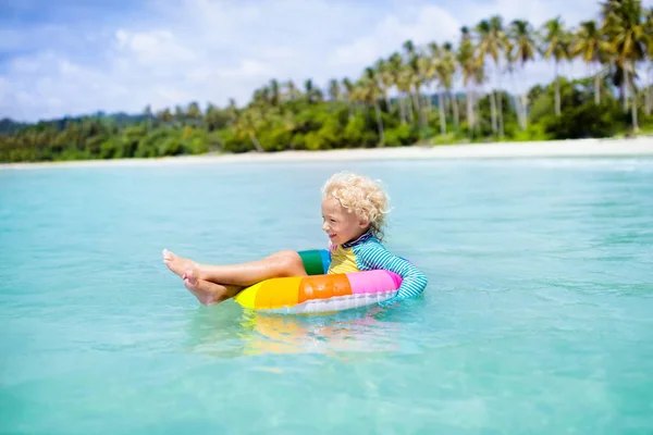 熱帯のビーチの子。子供たちと海休暇. — ストック写真