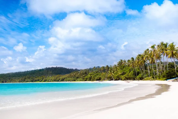 Tropisch strand met palmbomen. Lagune van het eiland. — Stockfoto