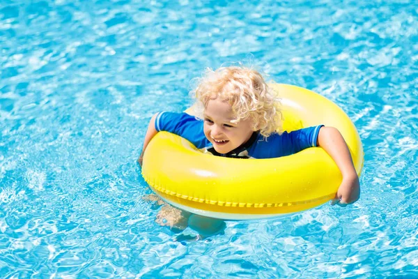 Niño en la piscina. Los niños nadan. Juego de agua . —  Fotos de Stock