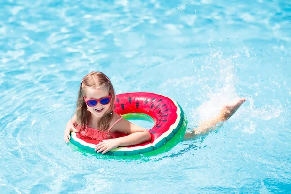 Bambino in piscina. I bambini nuotano. Gioco d'acqua . — Foto Stock