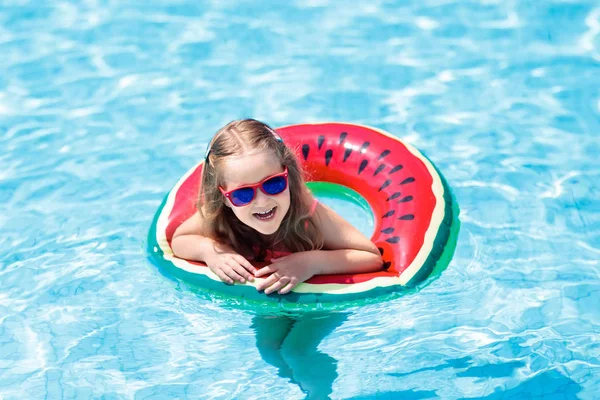 Niño en la piscina. Los niños nadan. Juego de agua . —  Fotos de Stock