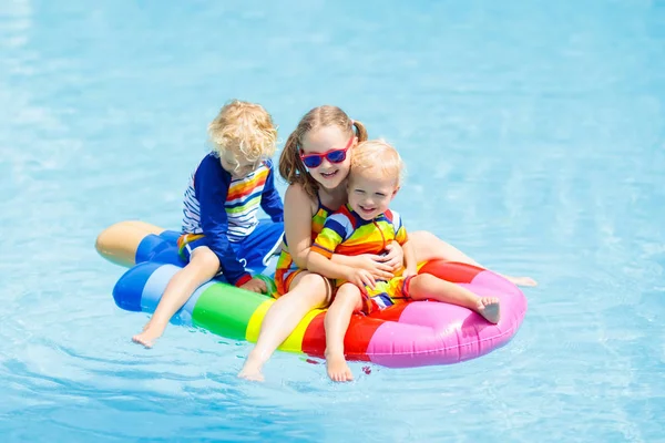 Niños en flotador inflable en piscina . —  Fotos de Stock