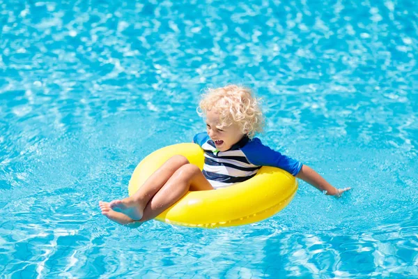Niño en la piscina. Los niños nadan. Juego de agua . — Foto de Stock