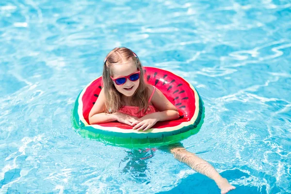 Niño en la piscina. Los niños nadan. Juego de agua . — Foto de Stock