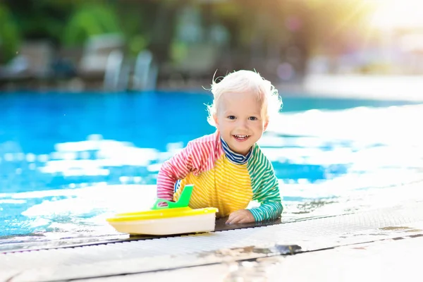 Bebé en la piscina. Vacaciones familiares de verano . — Foto de Stock