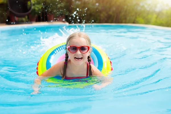 Bambino in piscina. I bambini nuotano. Gioco d'acqua . — Foto Stock