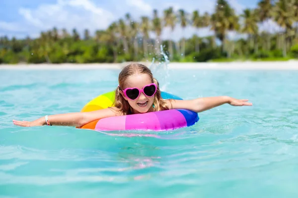 Çocuk tropik sahilde. Deniz tatil çocuklarla. — Stok fotoğraf