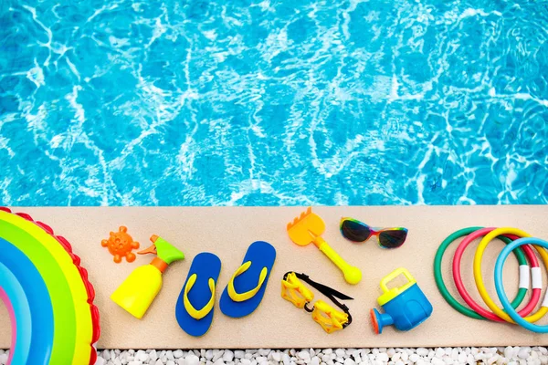 Zwembad en strand artikelen plat leggen. Zomervakantie. — Stockfoto