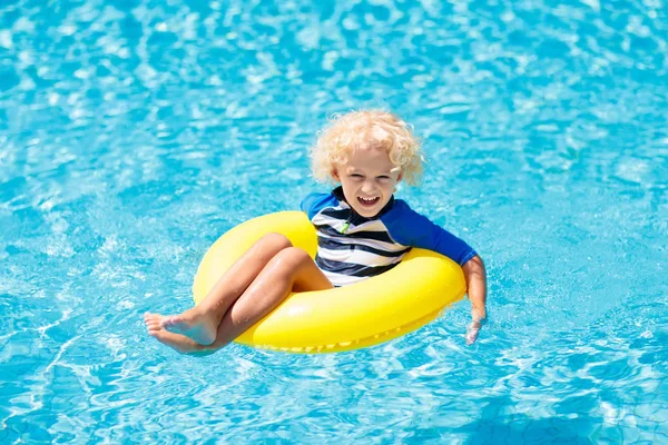 Niño en la piscina. Los niños nadan. Juego de agua . — Foto de Stock