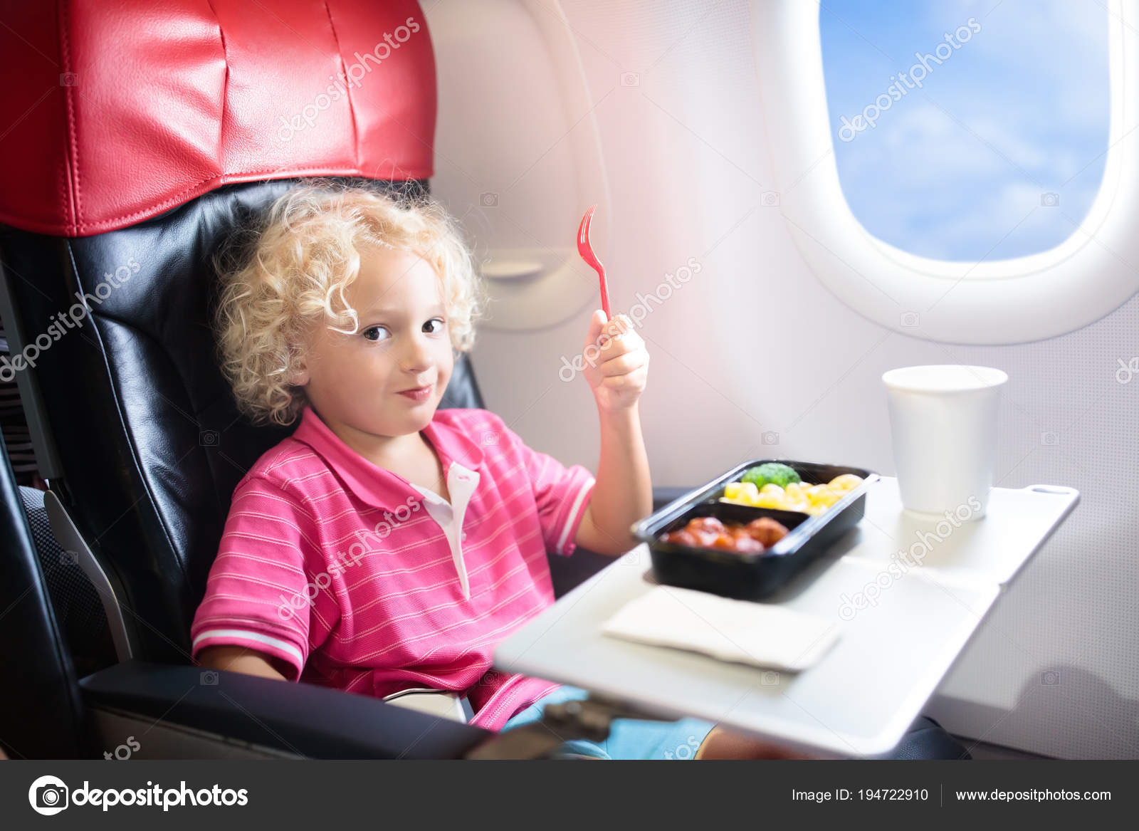 Самолет для детей. Детское питание на борту самолета. Детское питание в самолет. Питание на борту аэрофлот 2020. Еда в самолете для детей.