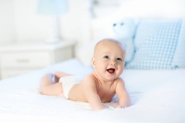 Beyaz yatakta erkek bebek