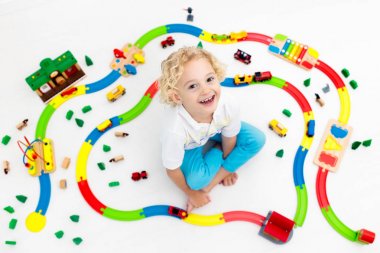 Çocuk oyuncak tren ile. Çocuklar ahşap demiryolu.