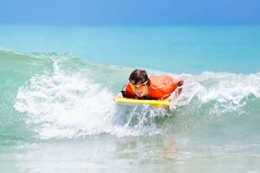 Tropik sahilde sörf çocuk. Sörfçü Okyanusu.