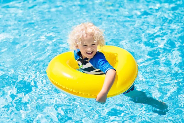 プール内の子。子供たちが泳ぐ。水遊び. — ストック写真