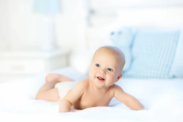 Baby boy on white bed — Stock Photo, Image