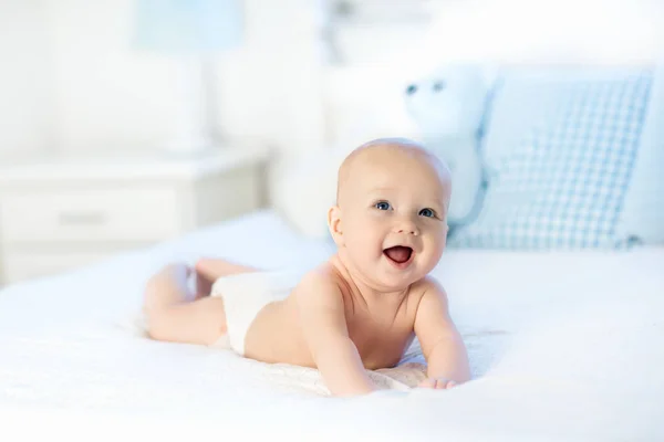 Beyaz yatakta erkek bebek — Stok fotoğraf