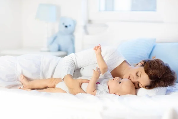 Matka a dítě v bílé posteli — Stock fotografie