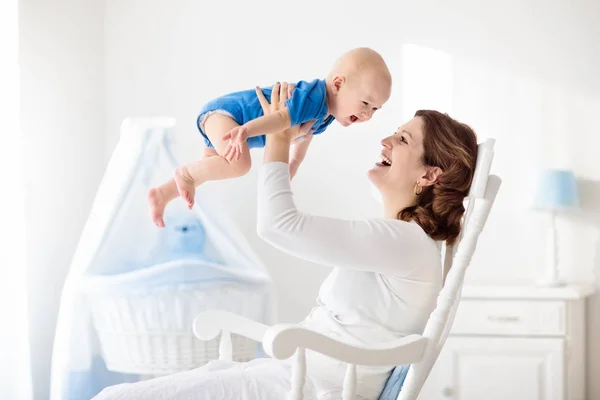 Glad ung mor med baby pojke hemma — Stockfoto