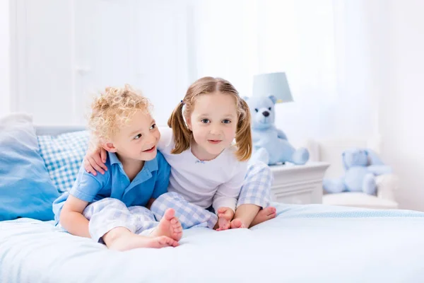 Kids playing in white bedroom — Stock Photo, Image