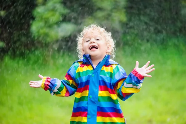 Petit garçon jouant sous la pluie — Photo