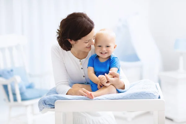 Mère et bébé sur table à langer — Photo