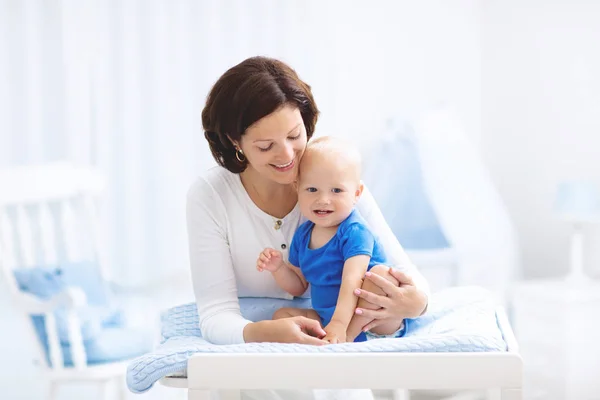 Mother and baby on changing table — Stock Photo, Image