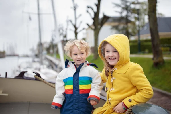 Niños en barco de madera en Holanda —  Fotos de Stock