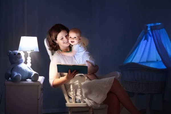 Anne bebek için bir kitap okuma — Stok fotoğraf
