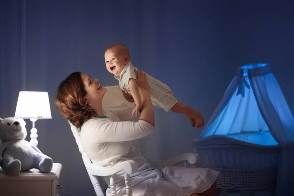 Madre e bambino in camera da letto oscura — Foto Stock