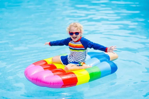 スイミング プールで膨脹可能なフロートの子. — ストック写真