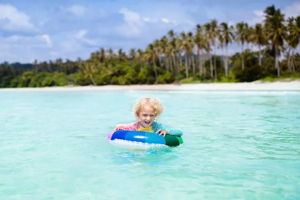 热带海滩上的孩子。海上度假与孩子. — 图库照片