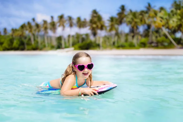 Çocuklar tropik sahilde sörf. Çocuk ile tatil. — Stok fotoğraf
