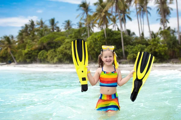Kind met zwemmen vinnen snorkelen op tropisch strand. — Stockfoto