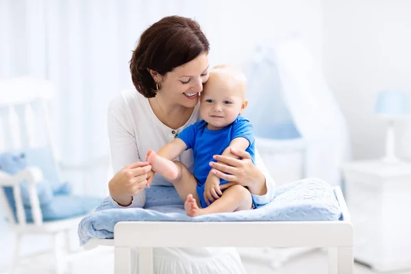 Mother and baby on changing table — Stock Photo, Image