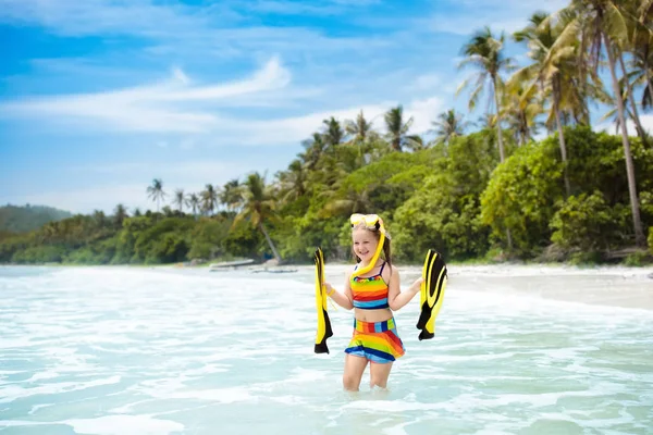 Bambino con pinne da nuoto che fa snorkeling sulla spiaggia tropicale . — Foto Stock