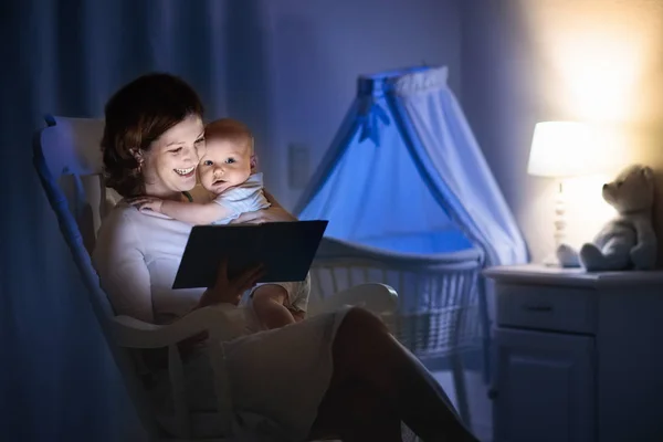 Madre che legge un libro al piccolo bambino — Foto Stock