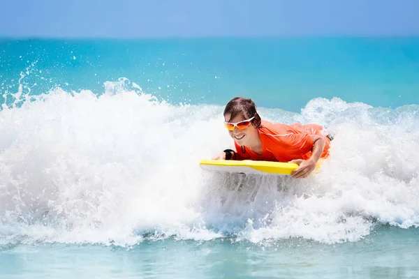 Tropik sahilde sörf çocuk. Sörfçü Okyanusu. — Stok fotoğraf