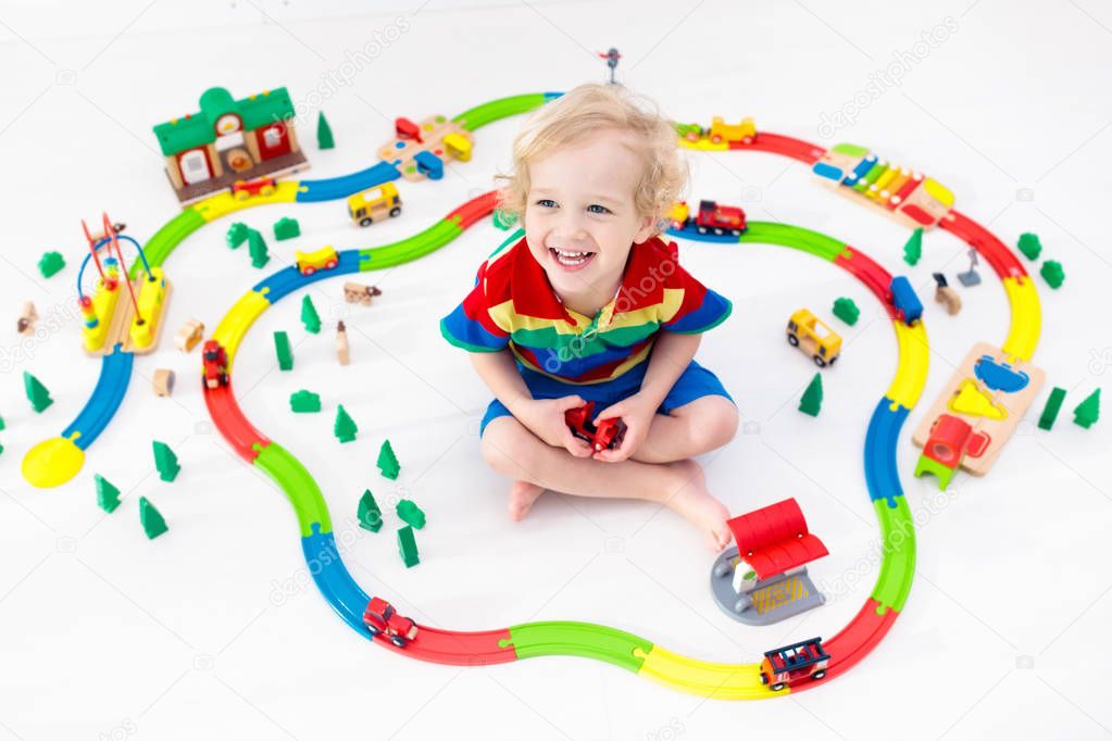 Niño Con Tren De Juguete Ferrocarril De Madera 2022 