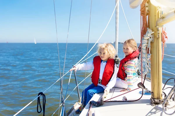 Los niños navegan en yate en el mar. Niño navegando en barco . —  Fotos de Stock