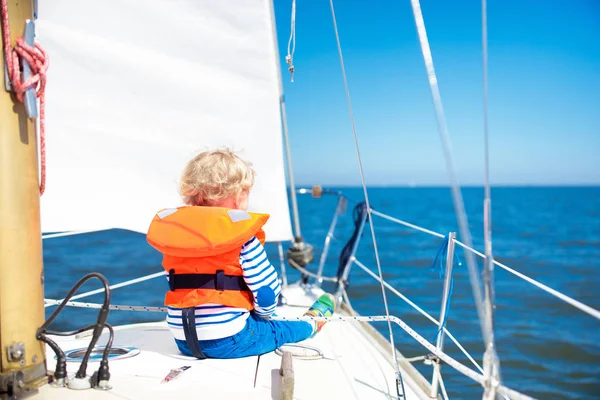 Les enfants naviguent sur un yacht en mer. Enfant naviguant sur bateau . — Photo