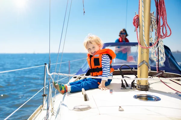 Kids sail σκάφος στη θάλασσα. Παιδί ιστιοπλοΐα με σκάφος. — Φωτογραφία Αρχείου